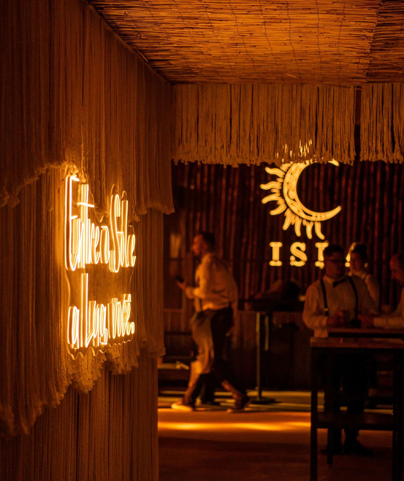Ambiente do Isla com neon