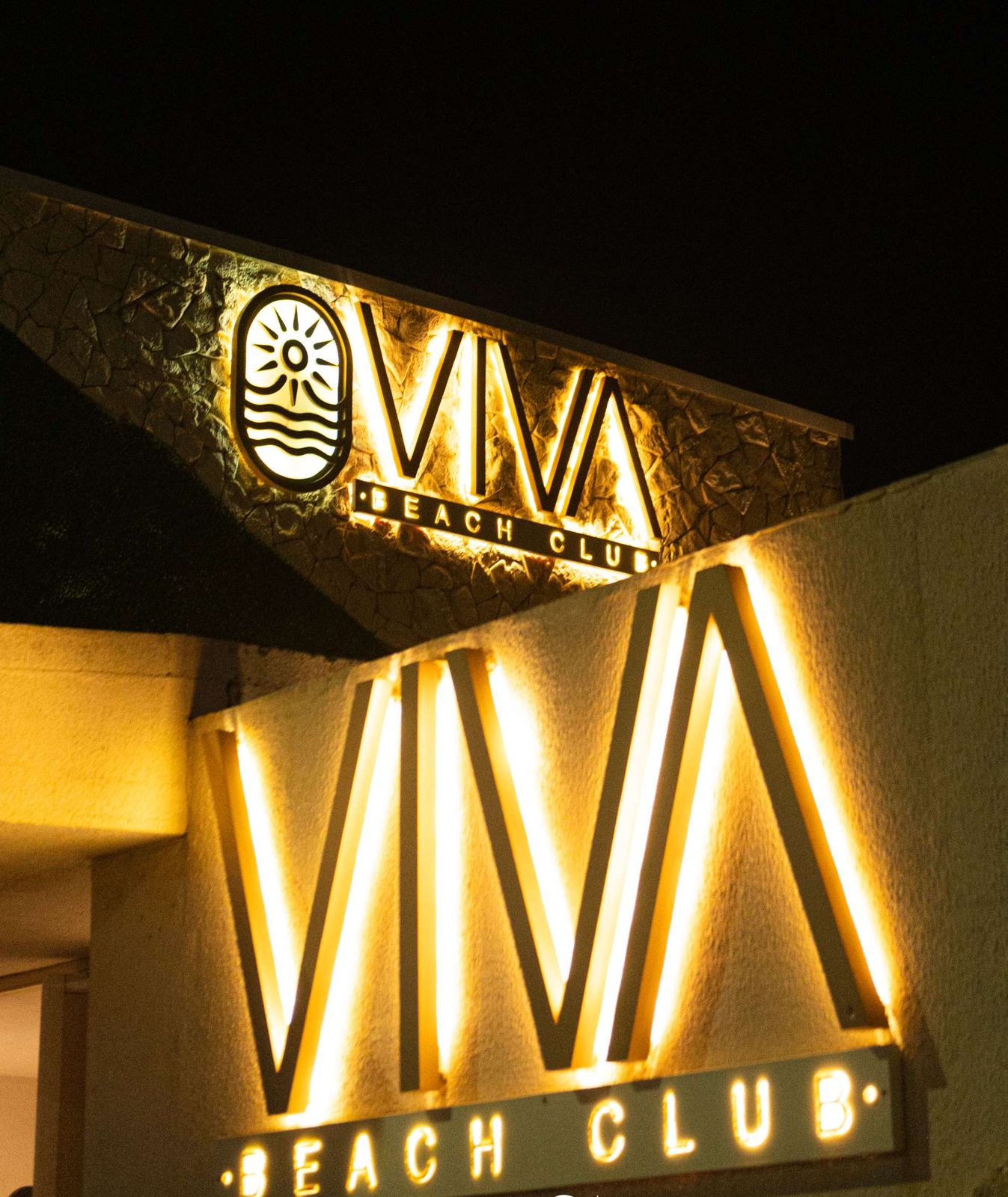 Fachada iluminada do Viva Beach Club